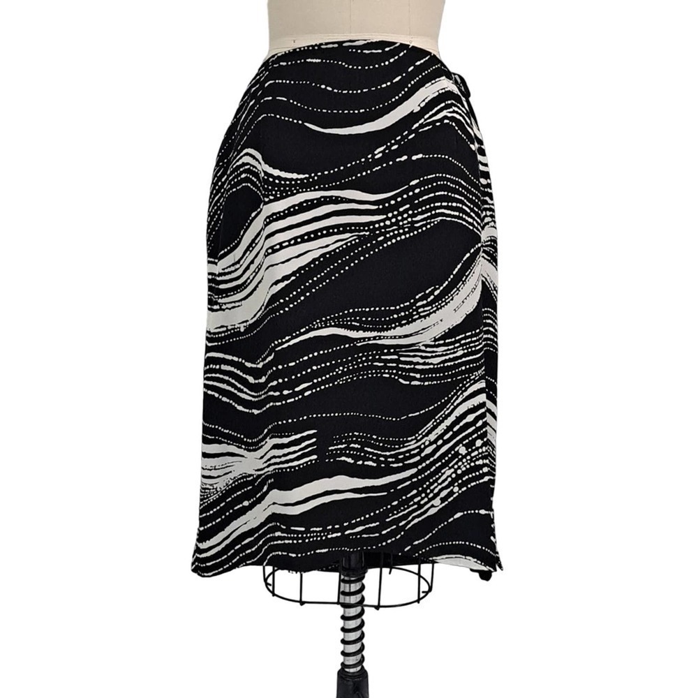 Talbots back and white flowy straight skirt size 12